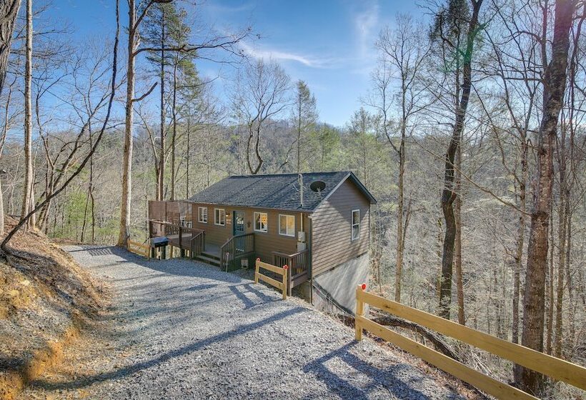 Cozy Tennessee Cabin W/ Hot Tub & Pool Table!