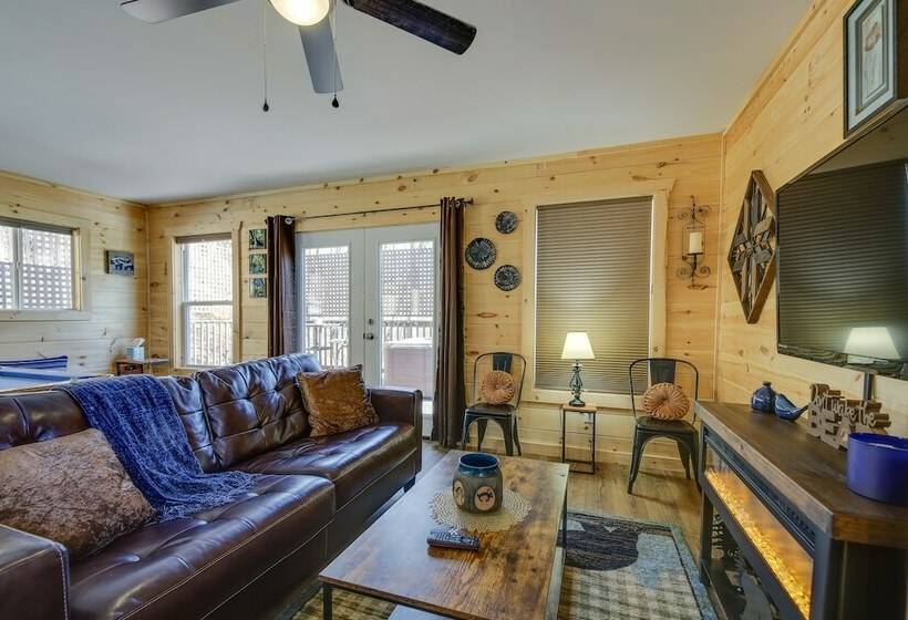 Cozy Tennessee Cabin W/ Hot Tub & Pool Table!