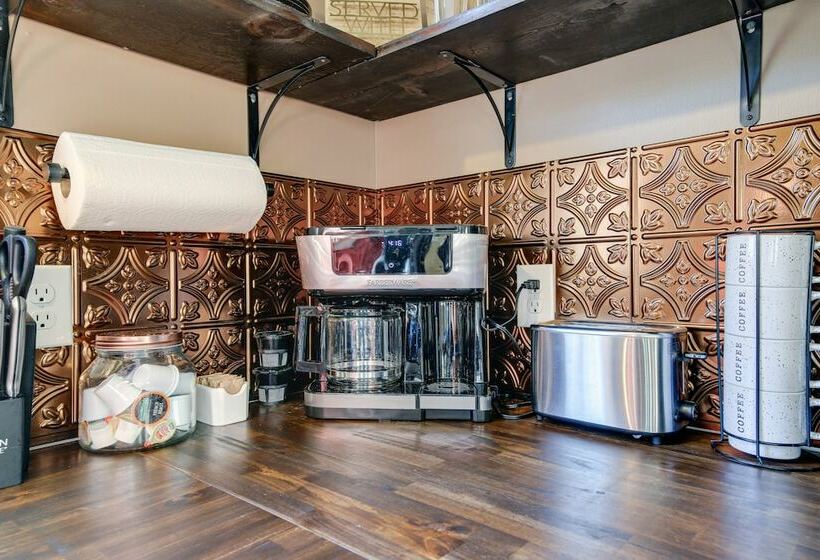 Cozy Tennessee Cabin W/ Hot Tub & Pool Table!