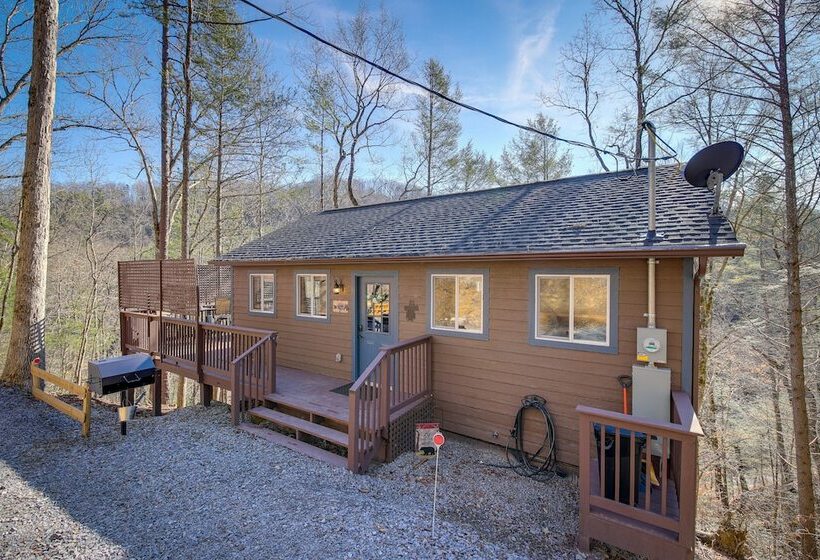 Cozy Tennessee Cabin W/ Hot Tub & Pool Table!