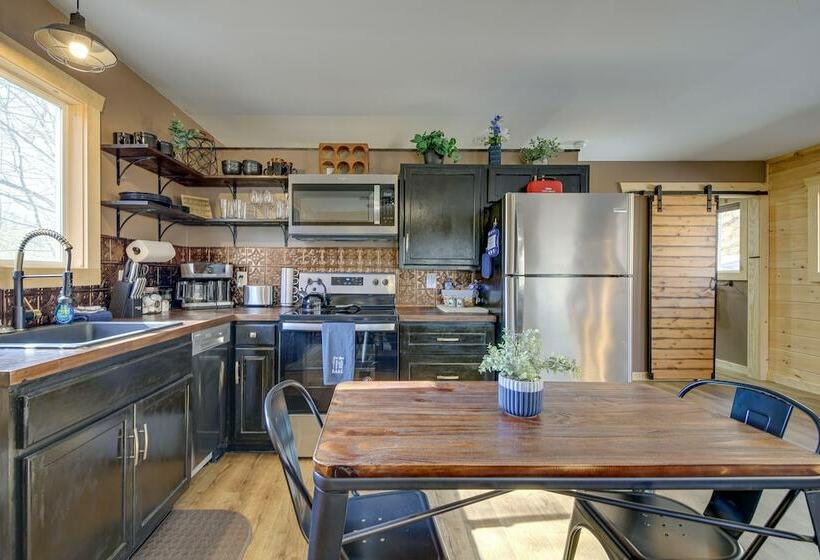 Cozy Tennessee Cabin W/ Hot Tub & Pool Table!