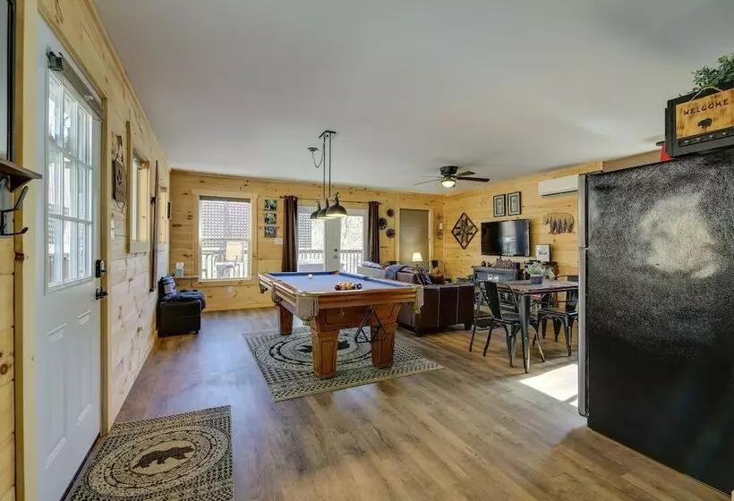 Cozy Tennessee Cabin W/ Hot Tub & Pool Table!