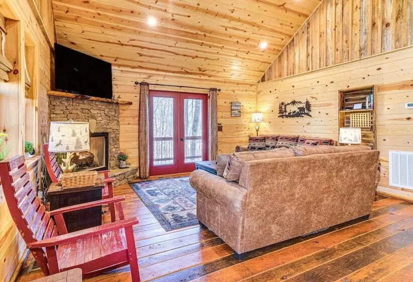 Dog Friendly Cabin W/ Fire Pit & Hot Tub!