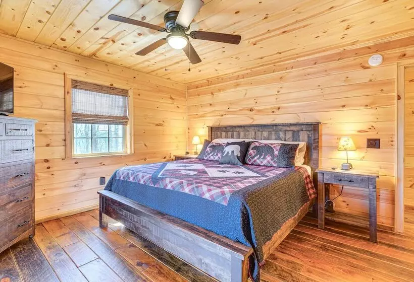 Dog Friendly Cabin W/ Fire Pit & Hot Tub!