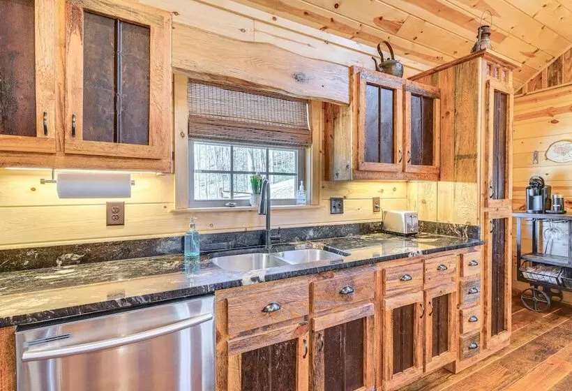 Dog Friendly Cabin W/ Fire Pit & Hot Tub!