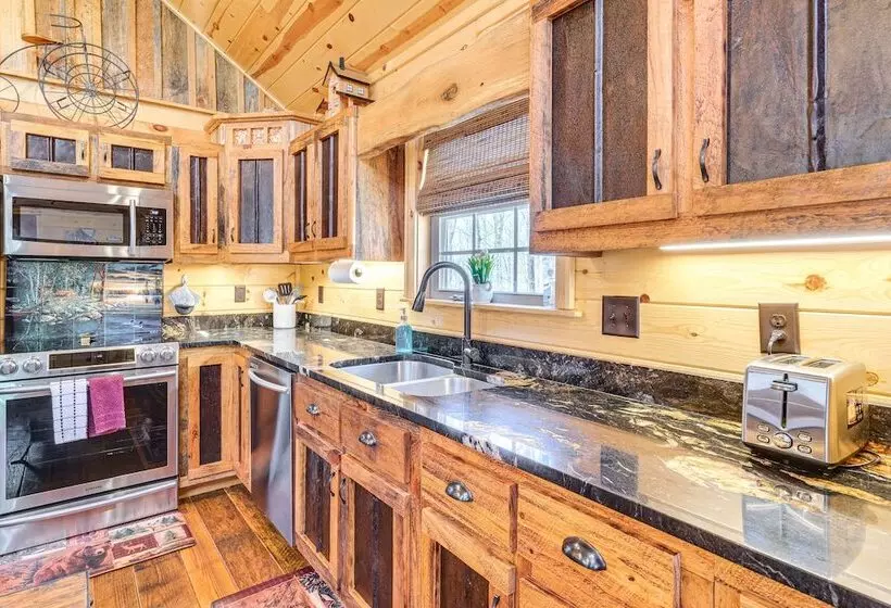 Dog Friendly Cabin W/ Fire Pit & Hot Tub!