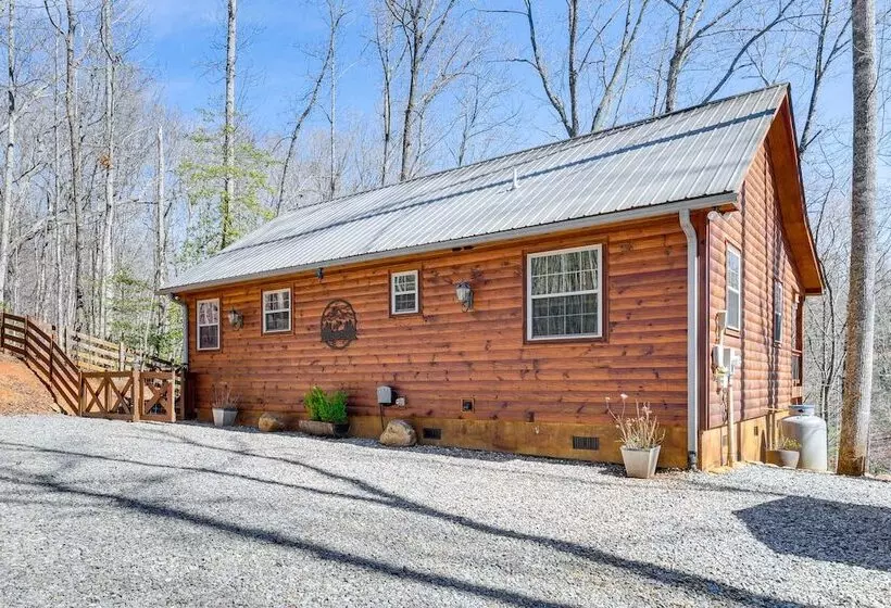 Dog Friendly Cabin W/ Fire Pit & Hot Tub!