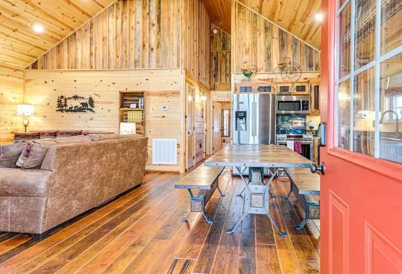 Dog Friendly Cabin W/ Fire Pit & Hot Tub!
