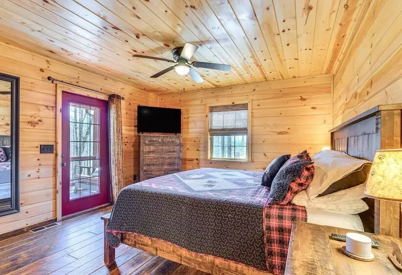 Dog Friendly Cabin W/ Fire Pit & Hot Tub!