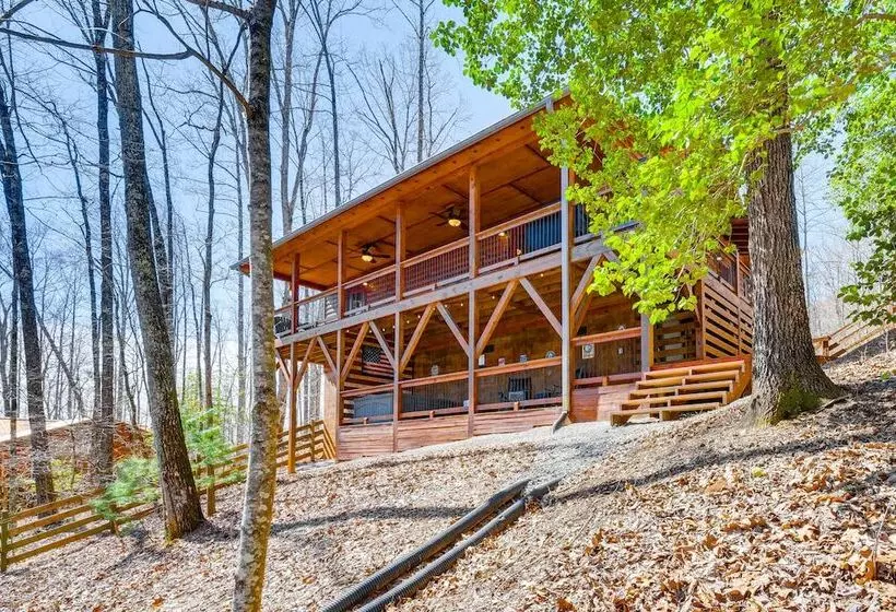 Dog Friendly Cabin W/ Fire Pit & Hot Tub!