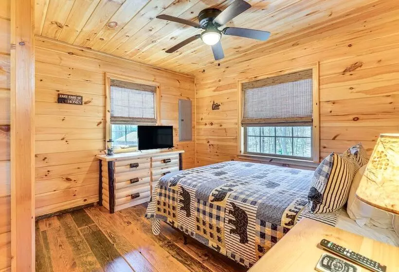 Dog Friendly Cabin W/ Fire Pit & Hot Tub!