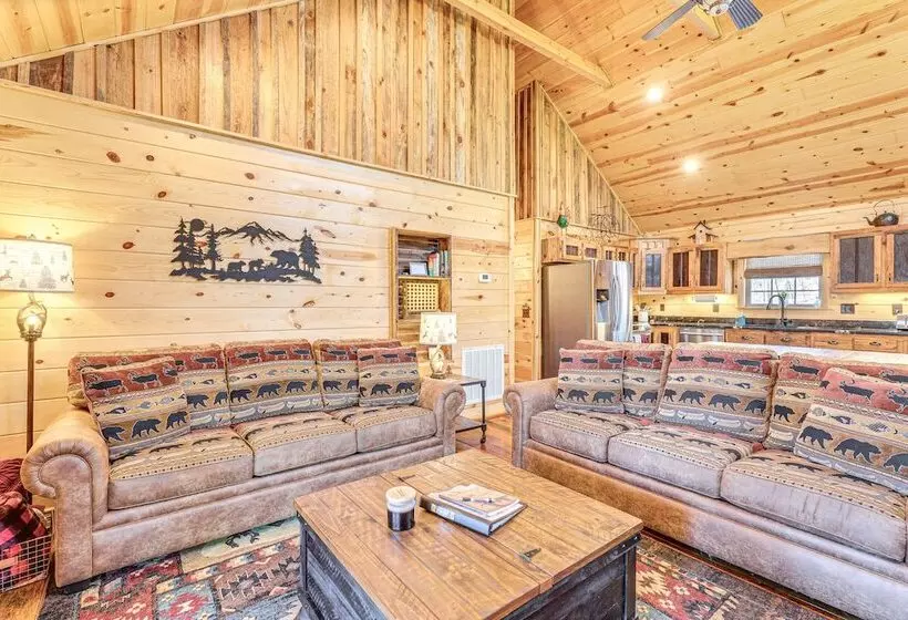 Dog Friendly Cabin W/ Fire Pit & Hot Tub!