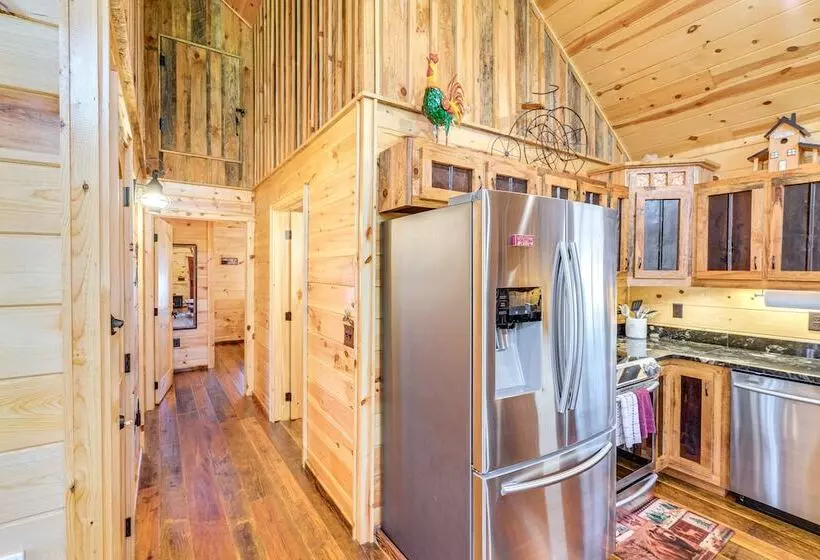 Dog Friendly Cabin W/ Fire Pit & Hot Tub!