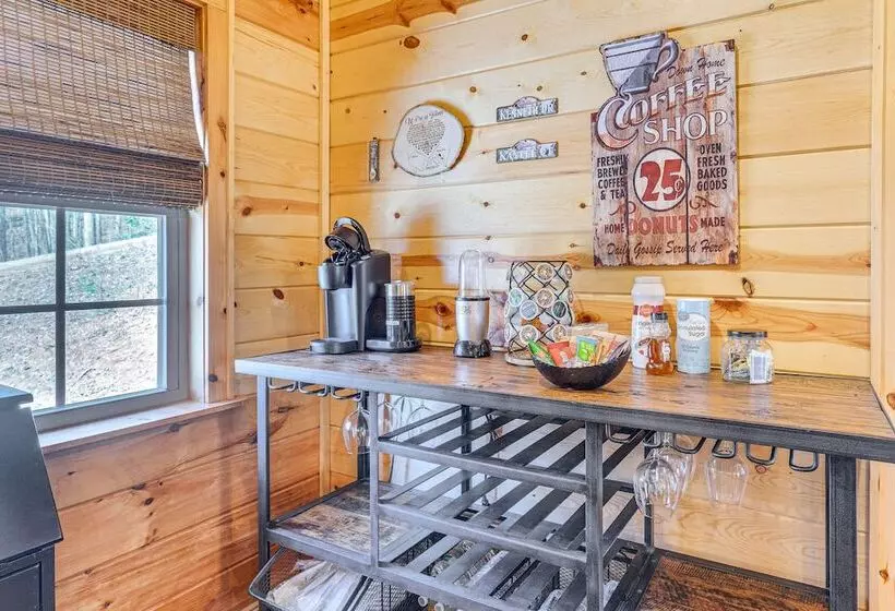Dog Friendly Cabin W/ Fire Pit & Hot Tub!