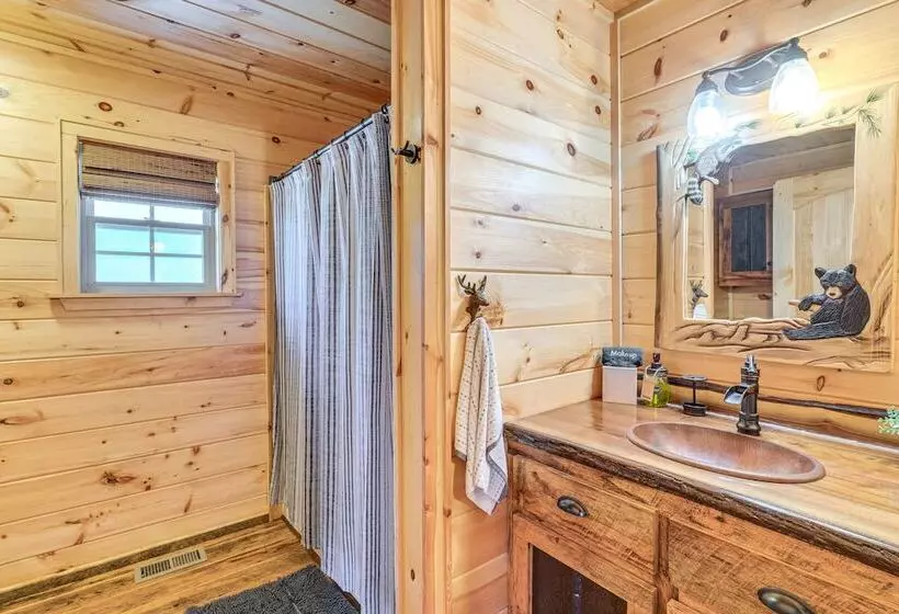 Dog Friendly Cabin W/ Fire Pit & Hot Tub!