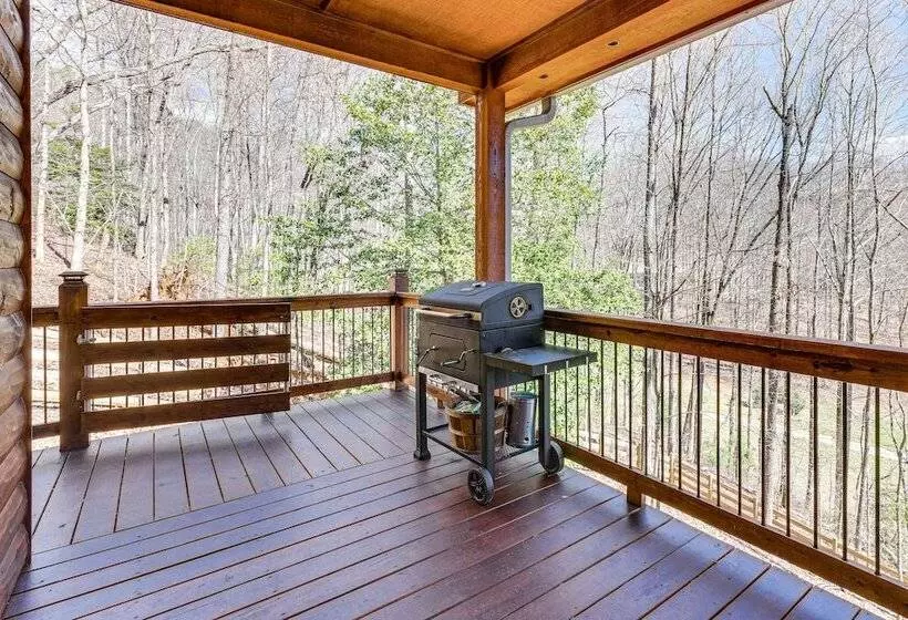 Dog Friendly Cabin W/ Fire Pit & Hot Tub!