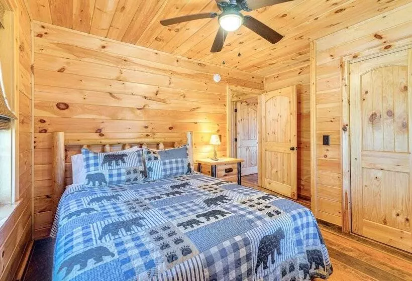Dog Friendly Cabin W/ Fire Pit & Hot Tub!