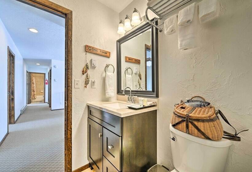 Elevated Alpine Escape: Mtn Views + Game Room!