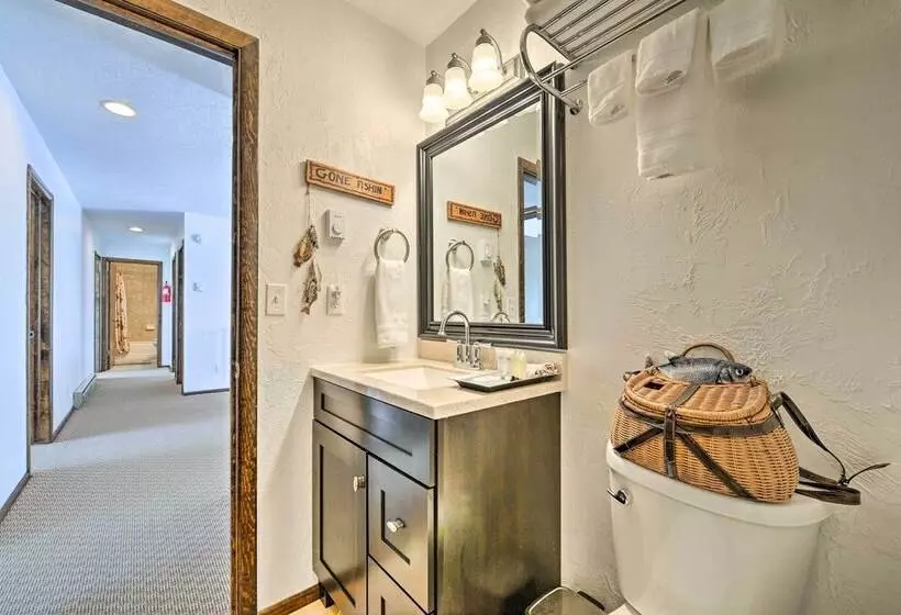 Elevated Alpine Escape: Mtn Views + Game Room!