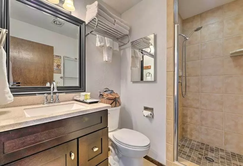 Elevated Alpine Escape: Mtn Views + Game Room!