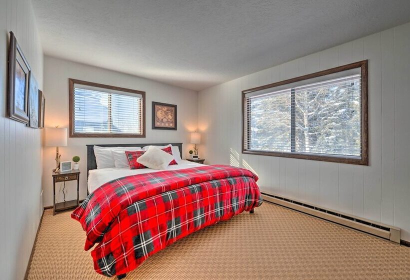 Elevated Alpine Escape: Mtn Views + Game Room!