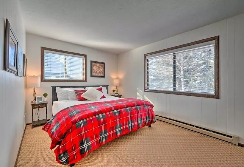 Elevated Alpine Escape: Mtn Views + Game Room!