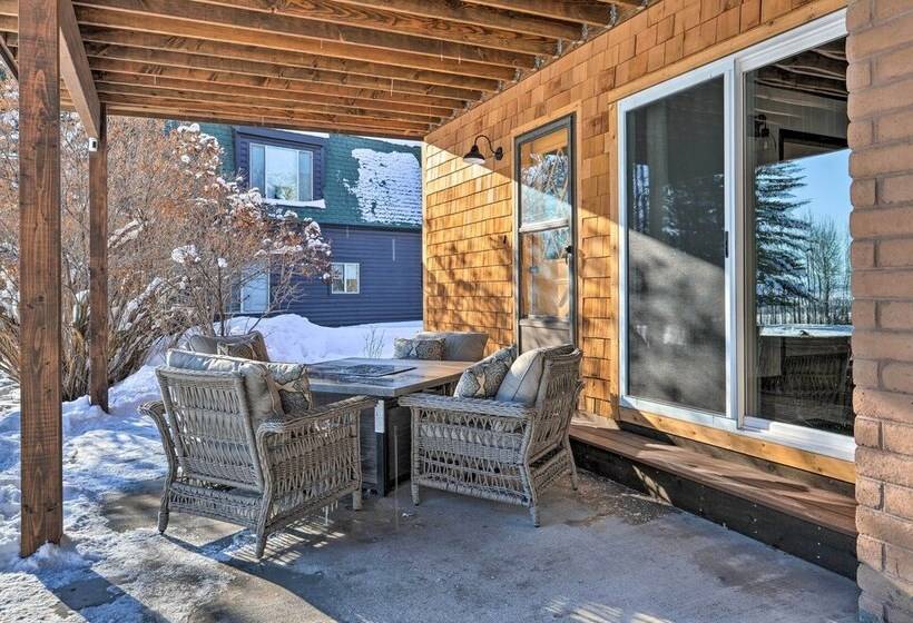 Elevated Alpine Escape: Mtn Views + Game Room!