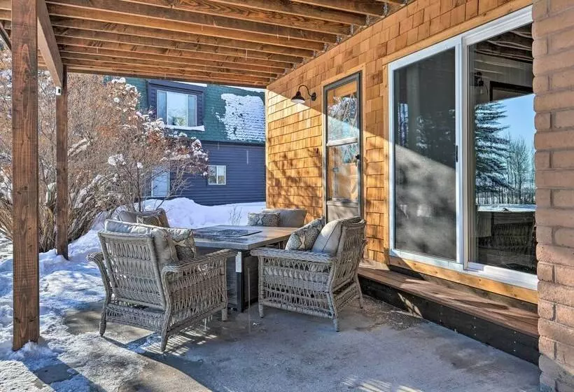 Elevated Alpine Escape: Mtn Views + Game Room!