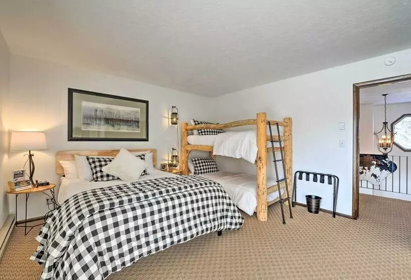 Elevated Alpine Escape: Mtn Views + Game Room!