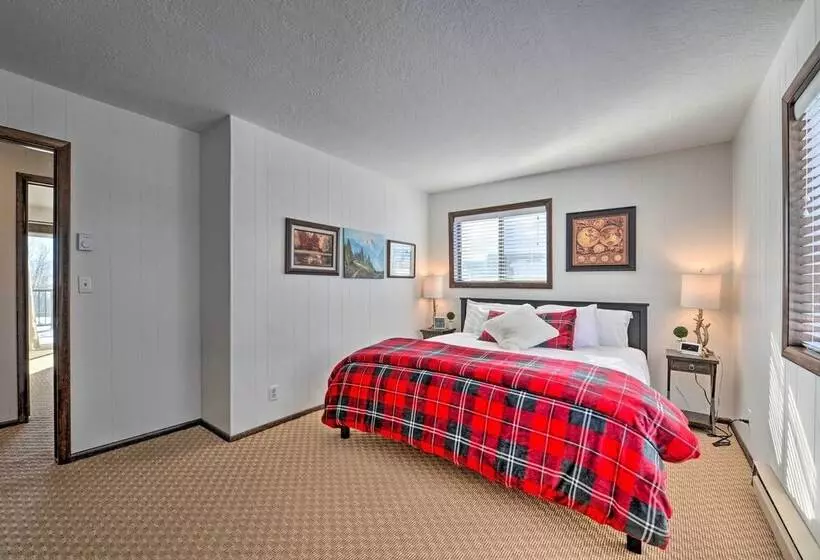 Elevated Alpine Escape: Mtn Views + Game Room!