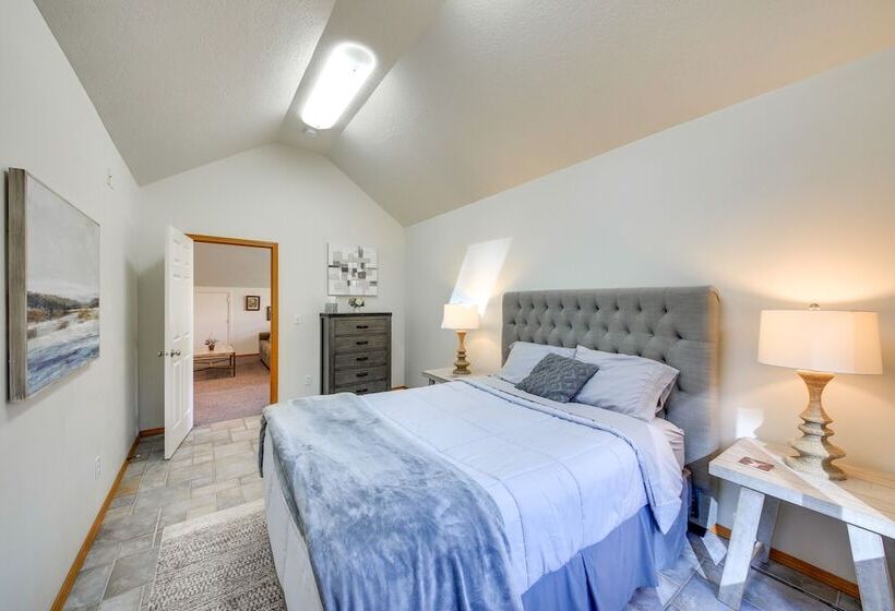 Expansive Waterfront Escape W/ Kayaks + Sups!