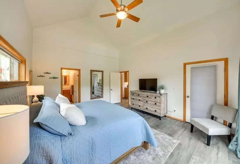 Expansive Waterfront Escape W/ Kayaks + Sups!