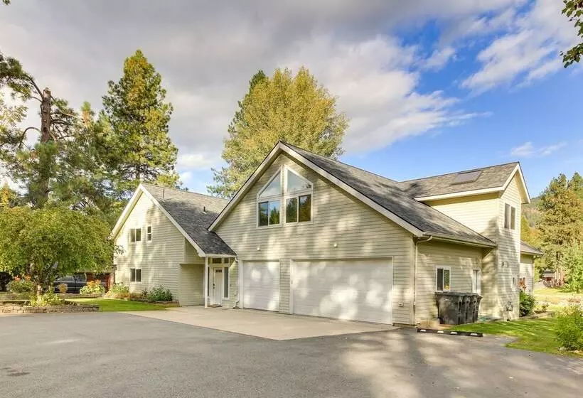 Expansive Waterfront Escape W/ Kayaks + Sups!