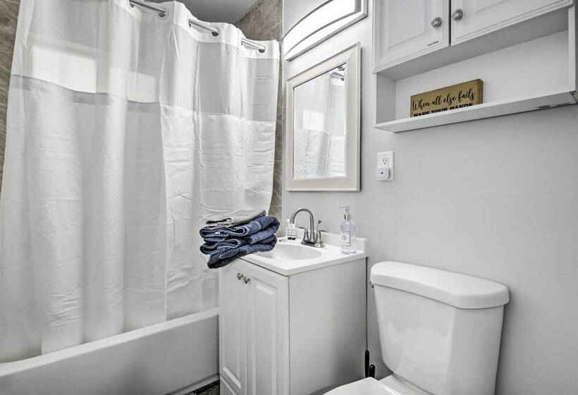 Family Friendly Mesa Home ~ 1 Mi To Downtown!