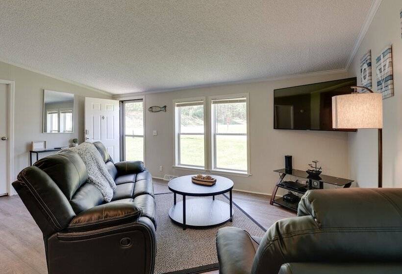 Grant Home W/ Fire Pit: Hess Lake Access Nearby!