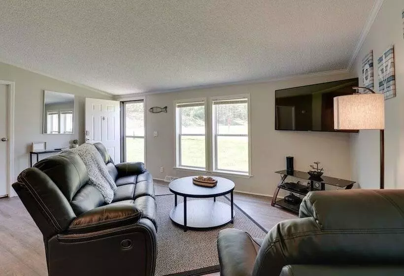 Grant Home W/ Fire Pit: Hess Lake Access Nearby!