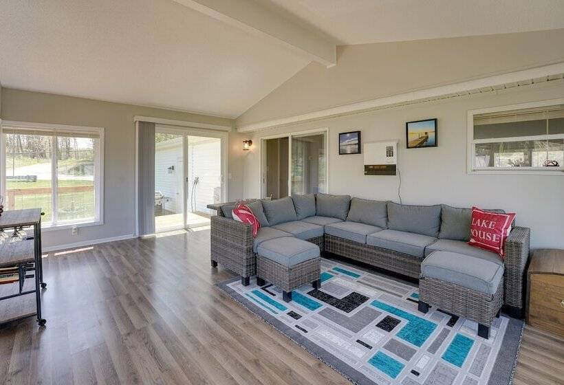 Grant Home W/ Fire Pit: Hess Lake Access Nearby!