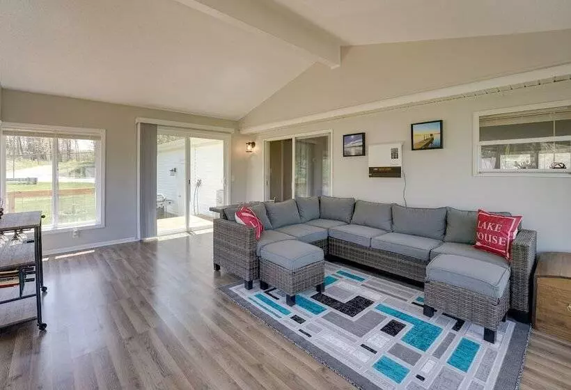 Grant Home W/ Fire Pit: Hess Lake Access Nearby!