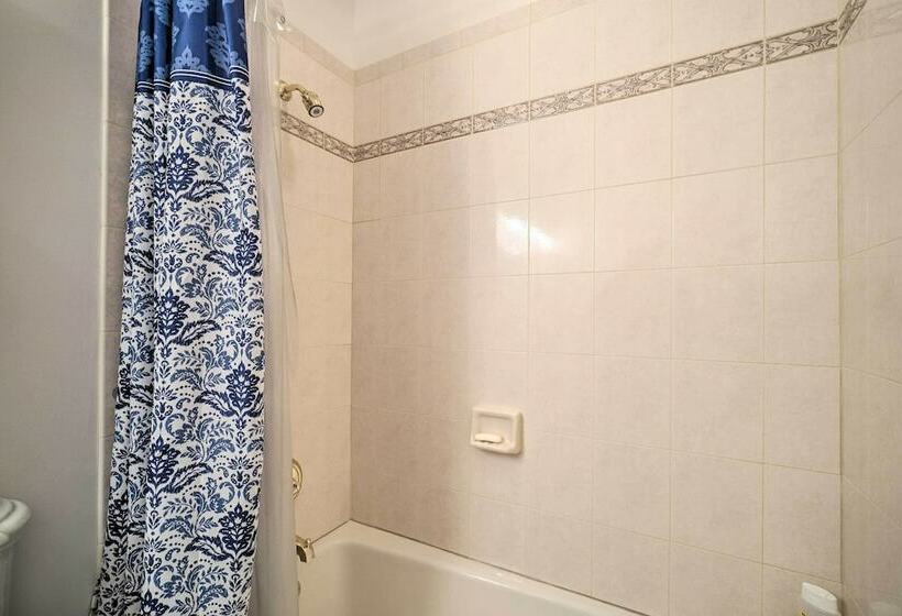 Lakefront Crossville Home W/ Pool Table!