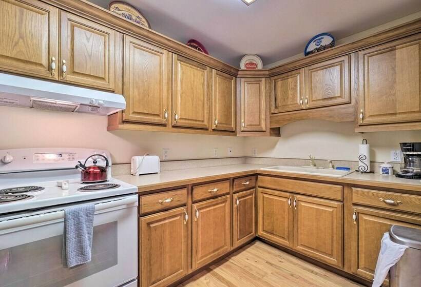 Lakefront Crossville Home W/ Pool Table!