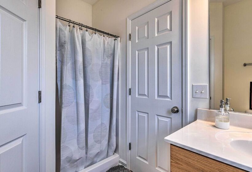 Lakefront Lexington House W/ Spacious Deck!