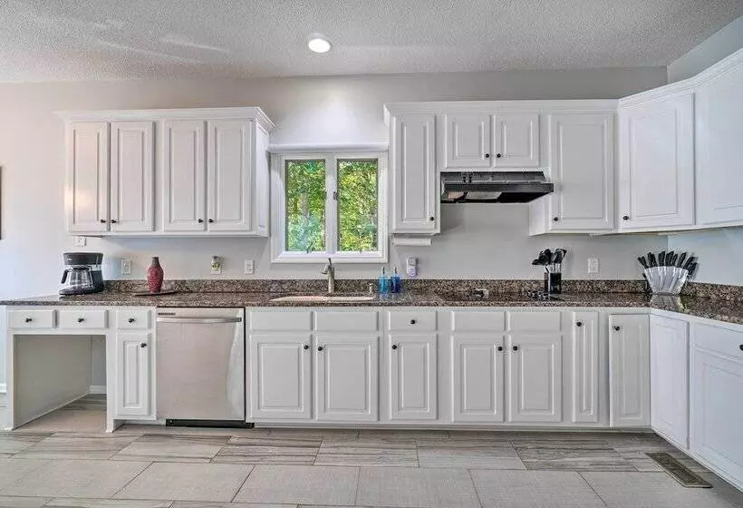 Luxe Lake Chickamauga Retreat W/ Boat Dock!