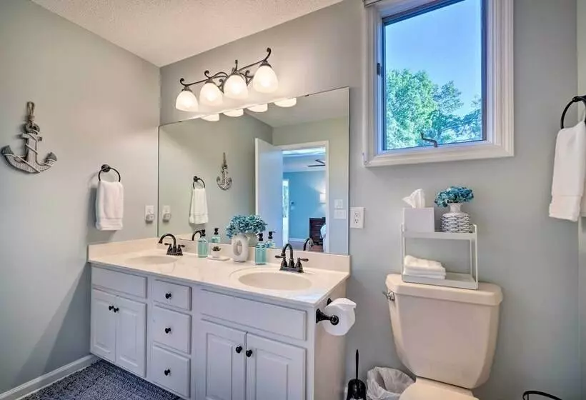 Luxe Lake Chickamauga Retreat W/ Boat Dock!