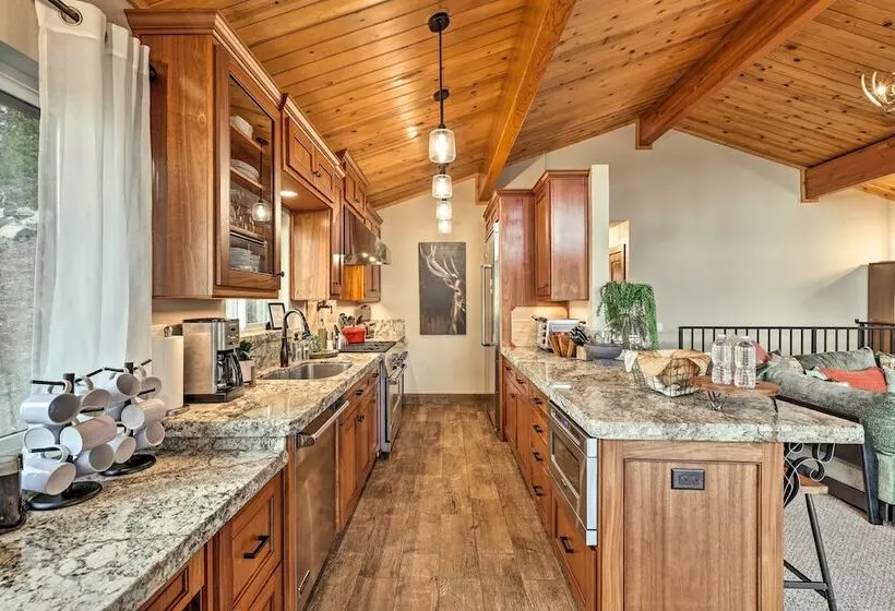 Hot Tub + Scenic Views: Luxury Twain Harte Cabin!