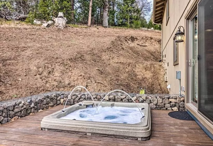 Hot Tub + Scenic Views: Luxury Twain Harte Cabin!
