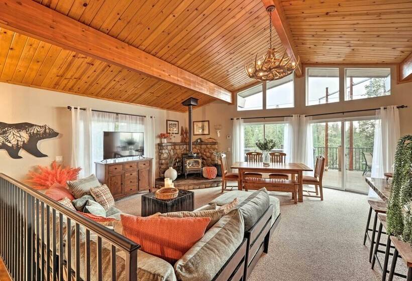 Hot Tub + Scenic Views: Luxury Twain Harte Cabin!