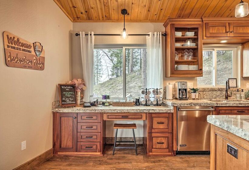 Hot Tub + Scenic Views: Luxury Twain Harte Cabin!