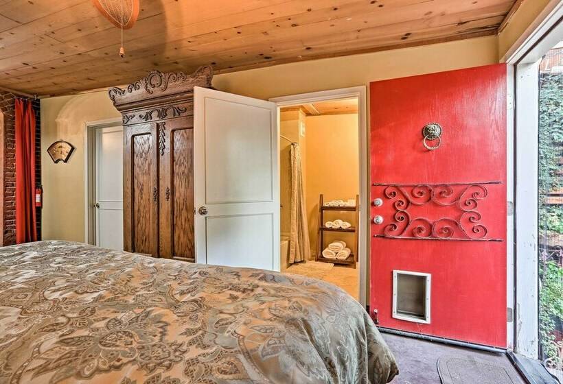 Historic Downtown Escape   Steps To Levee Park!