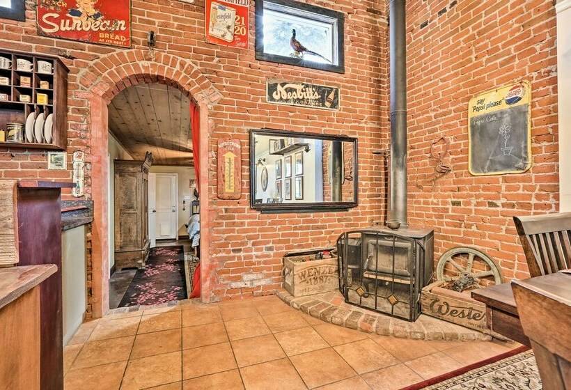 Historic Downtown Escape   Steps To Levee Park!