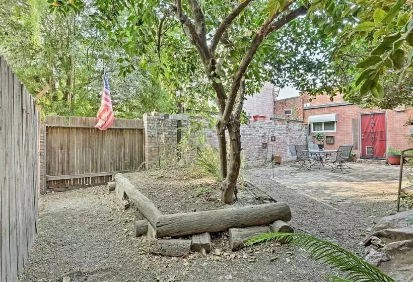 Historic Downtown Escape   Steps To Levee Park!
